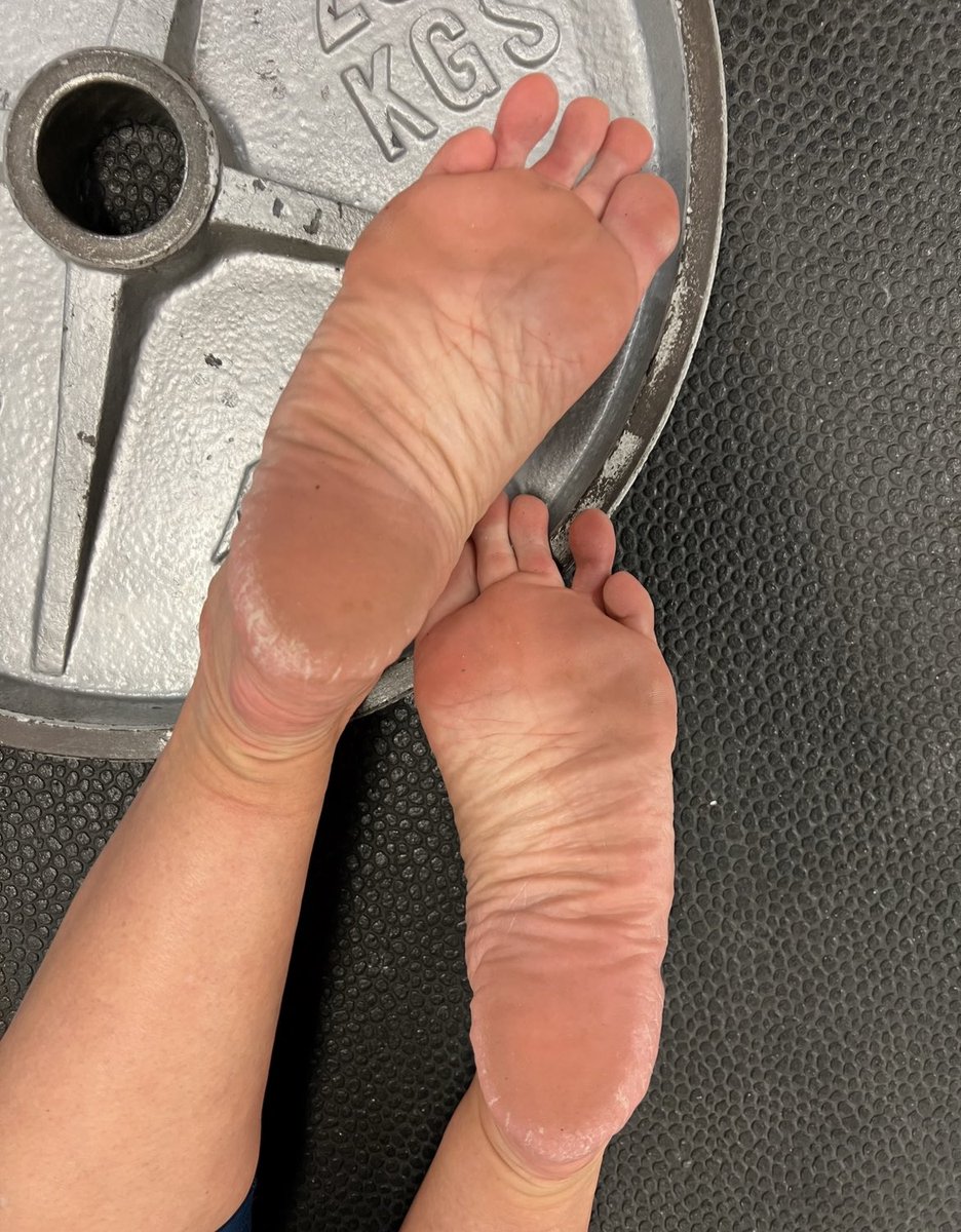 funkyfeetgurl's tweet photo. 👣💪🏼🔥 I do like lifting. #gymfeet #footwrinkles #longsecondtoe #smellyfeet #footwrinkles #wrinkledsoles #crackedheels #onlyfansfeet #onlyfansfootmodel https://t.co/AeKnqMDa37