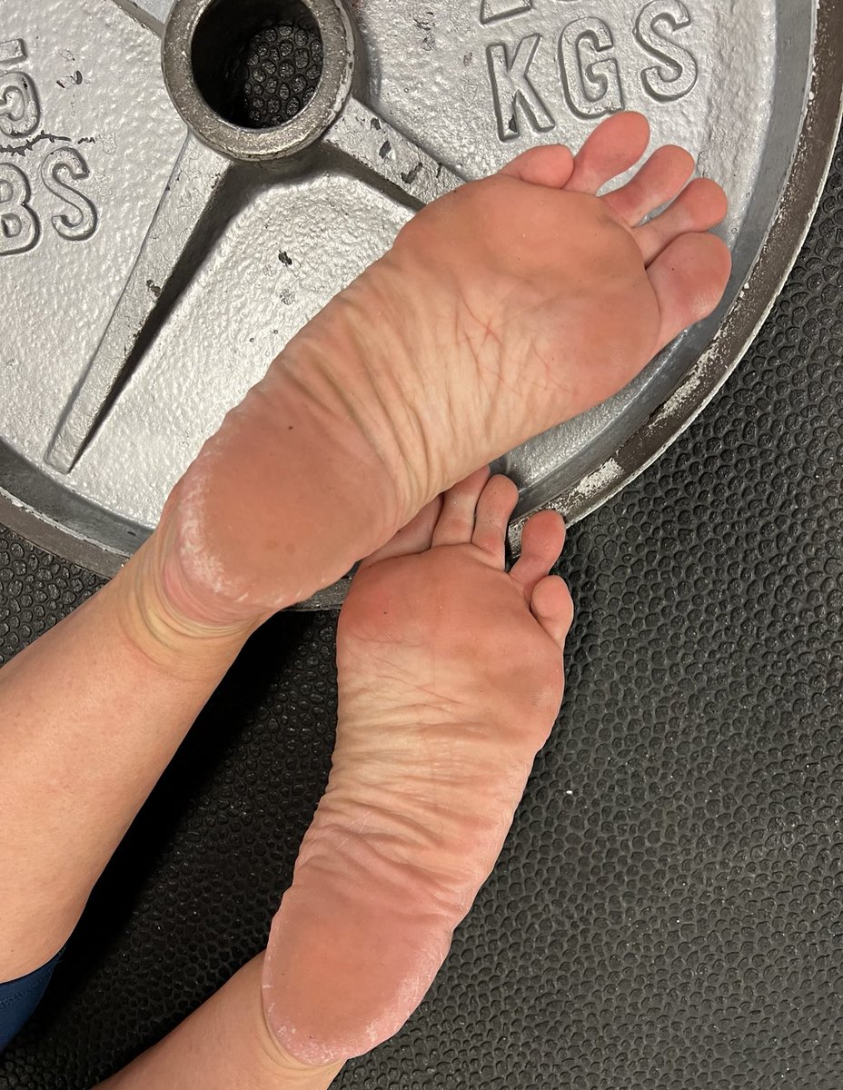 funkyfeetgurl's tweet photo. 👣💪🏼🔥 I do like lifting. #gymfeet #footwrinkles #longsecondtoe #smellyfeet #footwrinkles #wrinkledsoles #crackedheels #onlyfansfeet #onlyfansfootmodel https://t.co/AeKnqMDa37