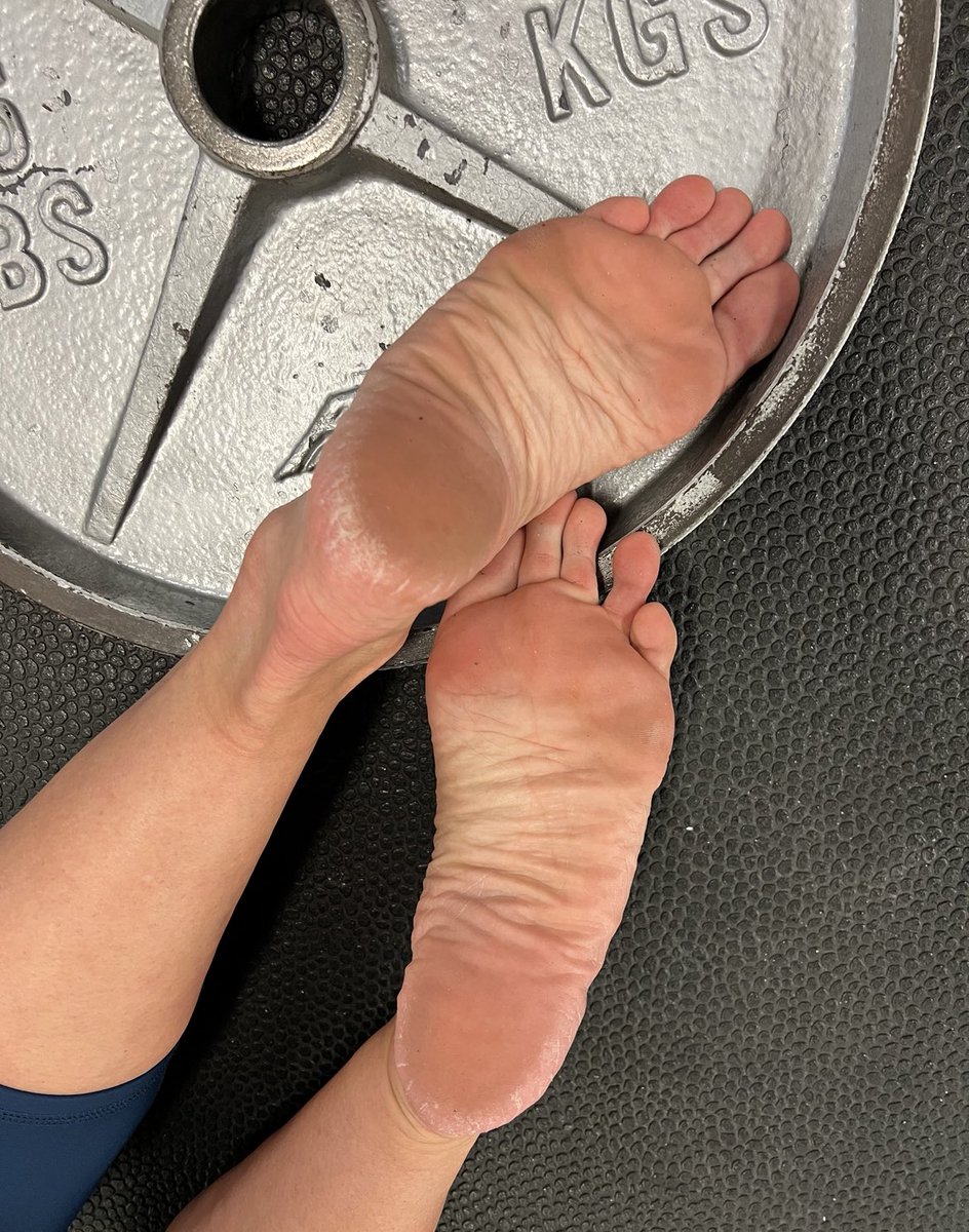 funkyfeetgurl's tweet photo. 👣💪🏼🔥 I do like lifting. #gymfeet #footwrinkles #longsecondtoe #smellyfeet #footwrinkles #wrinkledsoles #crackedheels #onlyfansfeet #onlyfansfootmodel https://t.co/AeKnqMDa37