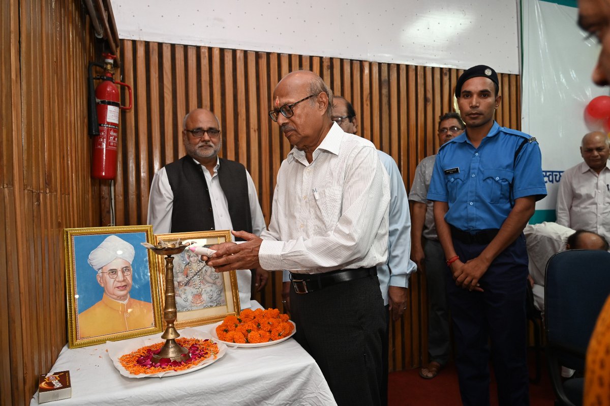 AIILSG_Official's tweet photo. #AIILSG-Bhopal celebrated #TeachersDay on Sep 5, 2023, at the #Bhopal Centre. Faculty from S.I., L.S.G.D., and Fireman Courses were honored. Top students on the merit list received recognition and prize money. 

#education #merit  #StudentAchievement #MadhyaPradesh #India https://t.co/XCPSrIiGwK