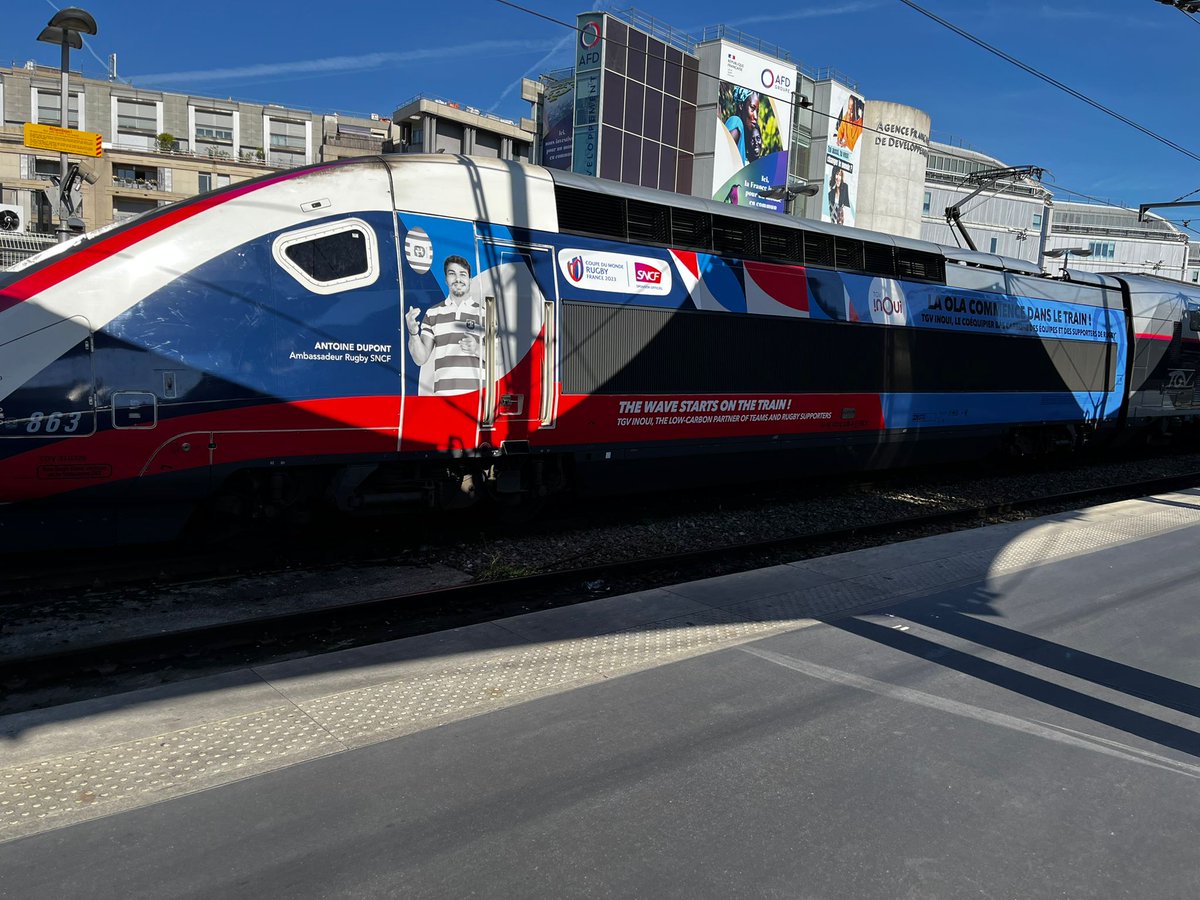 À l'occasion de la Coupe du Monde de Rugby <a href="/FranceRugby/">France Rugby</a>, nous sommes fiers d'offrir aux équipes et aux supporteurs un mode de transport bas carbone pour se rendre aux différents matchs.
Certains de nos #TGVINOUI ont revêtu leur plus belle tenue de rugby !🏉 #RWC2023