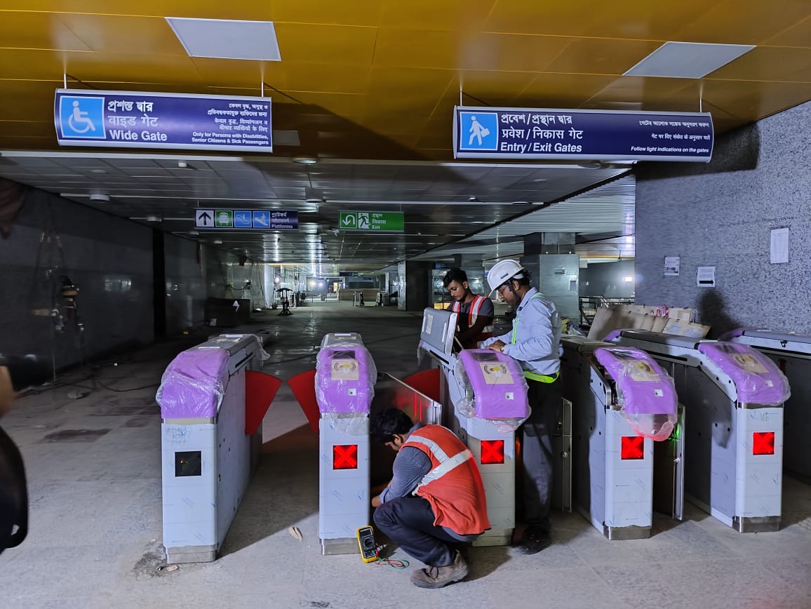 metrorailwaykol's tweet photo. AFC-PC gates are being installed at #Mahakaran station of East-West Corridor. A total of 18 such gates will be installed here for smooth entry/exit of passengers. #KMRCL #railinfra #kolkatametro #metrorailway #transformingkolkata #youngkolkatans
@RailMinIndia @AshwiniVaishnaw https://t.co/SHm9UMQk9g