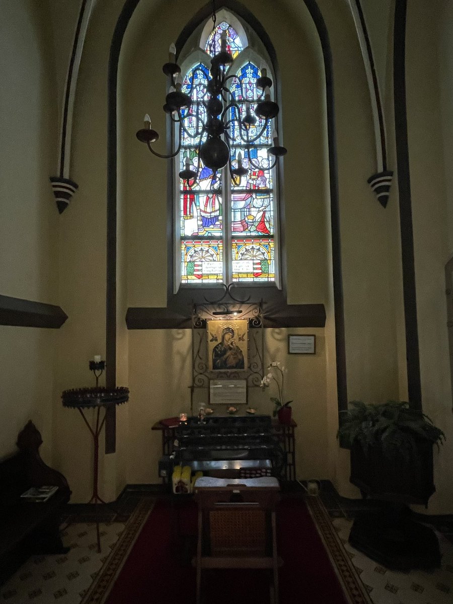 Groenehartstoc1's tweet photo. Tijdens mijn fietstocht door de polder met 30 graden was ik op zoek naar een rustig bankje in de schaduw. In #Benschop vond ik een #rustplaats. De #Mariakapel in de St #Victorkerk is dagelijks geopend en het was er heerlijk koel met stilte. #Openkerk #groenehart https://t.co/Nhkv3qMkyr