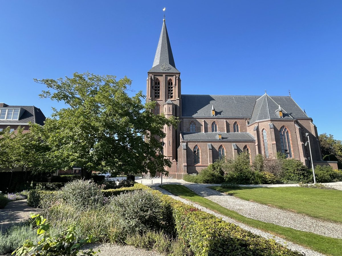 Groenehartstoc1's tweet photo. Tijdens mijn fietstocht door de polder met 30 graden was ik op zoek naar een rustig bankje in de schaduw. In #Benschop vond ik een #rustplaats. De #Mariakapel in de St #Victorkerk is dagelijks geopend en het was er heerlijk koel met stilte. #Openkerk #groenehart https://t.co/Nhkv3qMkyr