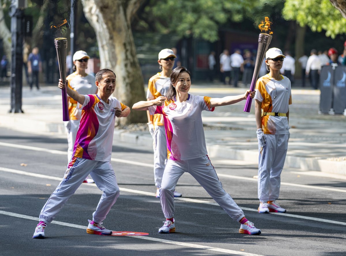 The_GrandCanal's tweet image. The 19th #AsianGames in #Hangzhou are off to a blazing start! 🔥 The #torchrelay has begun, with 106 amazing torchbearers running a total of 5.2 km on the first day! 🏃 Join us in cheering them on and celebrating the spirit of #Asia! 🎉 #WhatsOnGongshu