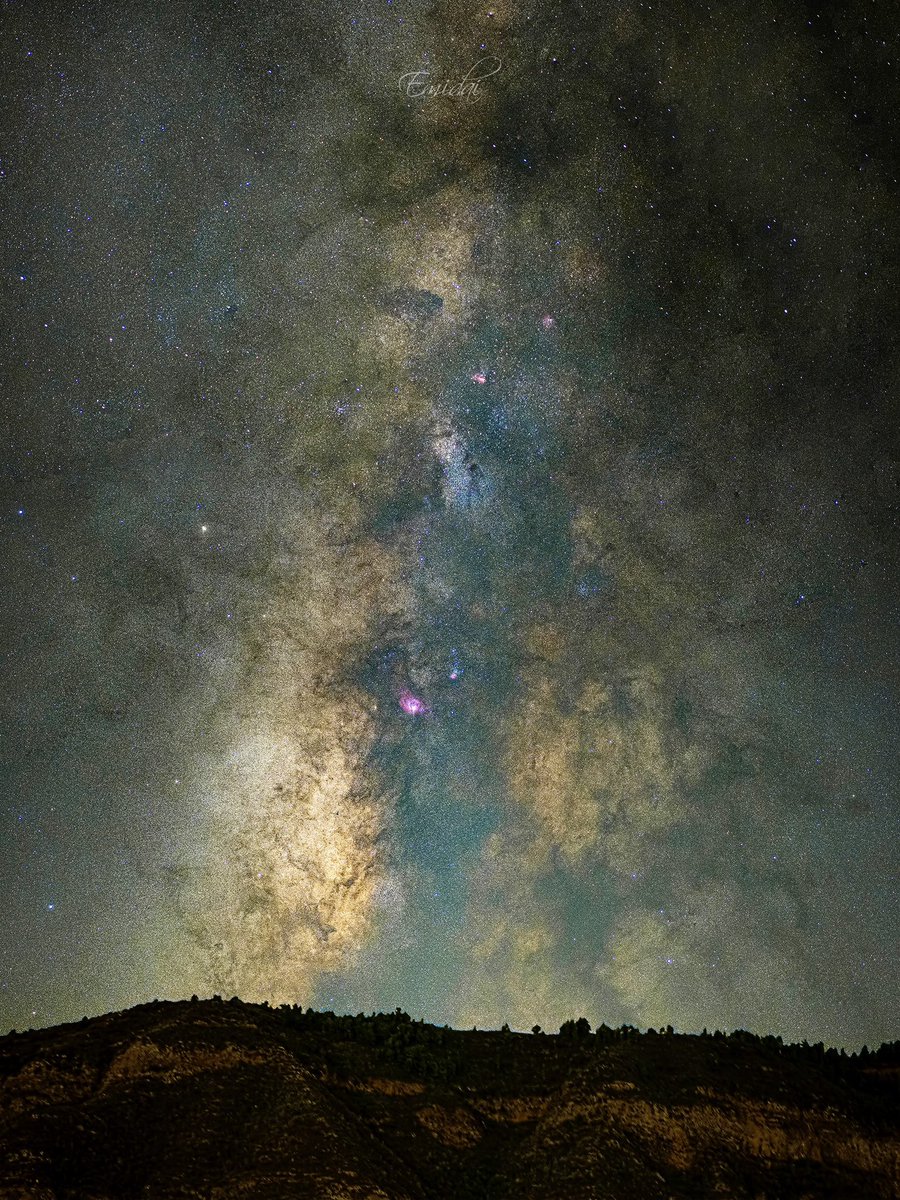Emidaiphoto's tweet photo. Asomándome al centro galáctico 🌌 😍📷 #astrophotography #milkyway #centrogalactico #vialactea #nebulas #nightphotography #longexposure  #canon  #canoneosra #astrofotografía #star #cielonocturno #anocheza #güímar #vixenpolarie #emidai 📷🌌⛰️ https://t.co/X6Bi51Wyjr