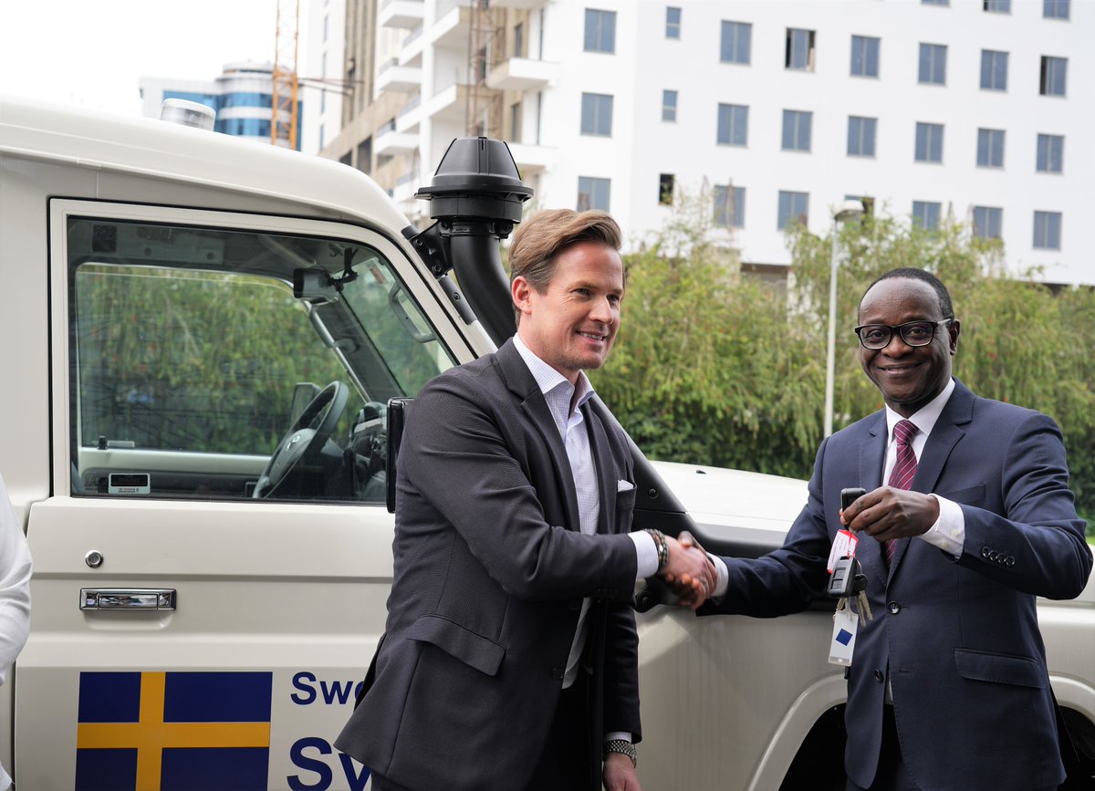 SweinEthiopia's tweet photo. Five new ambulances procured by @UNFPAEthiopia through 🇸🇪 non-earmarked funding were handed over to Health Bureaus in Oromia &amp; Afar.
At the ceremony, @HLundquist expressed that 🇸🇪 &amp; UNFPA collaborate to respond to national priorities and work to provide lifesaving support. https://t.co/xSTytTniV7