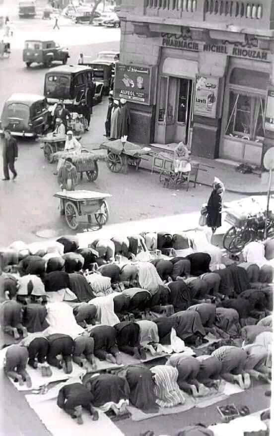 mnaw7's tweet photo. الصورة تعود  لعام 1930م في القاهرة بـ مصر 

لصلاة #الجمعة هناك من صلى وهناك من لم يصلي ينتظر إنتهاء الصلاة ليبيع مامعه

كلهم الآن تقريباً تحت التراب فلا الذي صلى مات من الجوع
ولا الذي لم يصلي من أجل التجارة أخذ أمواله معه للقبر.
.
ذهبت دنياهم وبقيت أعمالهم https://t.co/rkQa2UYEDf
