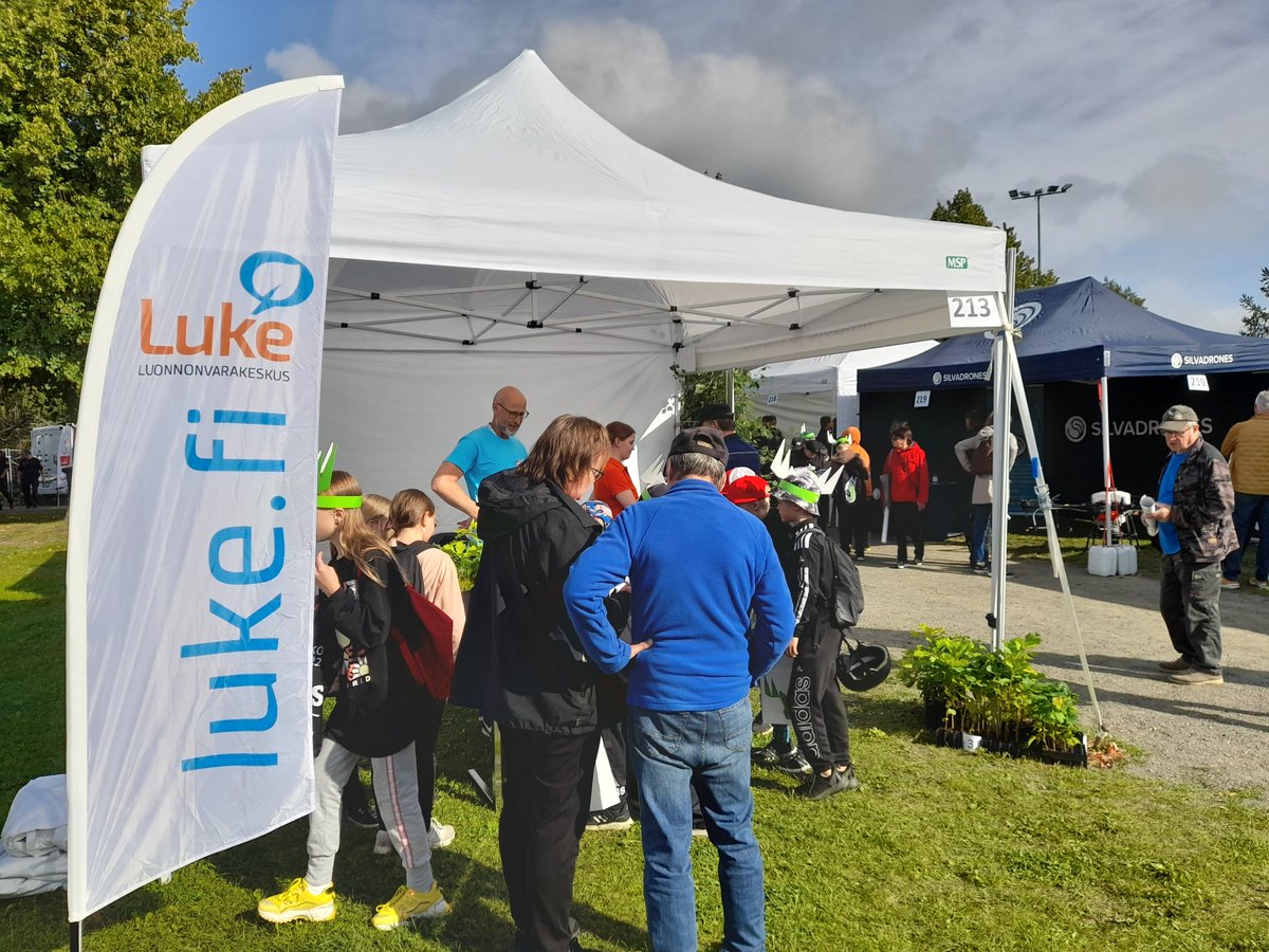 Ensi kertaa Silva-metsänäyttelyssä. Hämmentävä väenpaljous! Ilmasto ja metsät -ständillämme tietovisaillaan ja tunnistetaan puulajeja. #PUUVA #hiilestäkiinni