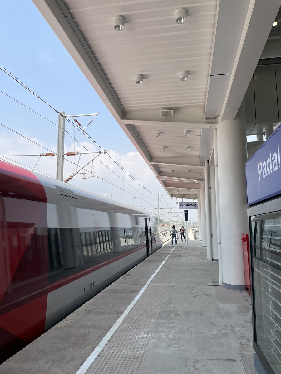 adriansyahyasin's tweet photo. Yang ditunggu-tunggu tiba jua ✨

Akhirnya bisa melihat langsung rangkaian kereta seri KCIC400AF yang akan melayani Kereta Cepat Jakarta Bandung 🚄🚄

Ada 11 rangkaian kereta ini yang dirakit oleh CRRC Qingdao Sifang merupakan jenis kereta cepat pertama yang diekspor oleh RRT. Top operational speed kereta ini 350 kpj dan 1 rangkaian terdiri atas 8 kereta 🤞

Halus banget men kita lihat ia berangkat melaju