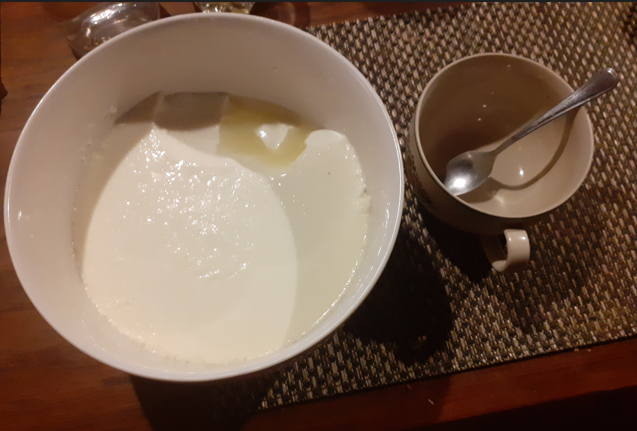 ElChaca99718473's tweet photo. Je vous dévoile un autre de mes petits pêchés mignons.
Avec un litre de lait de brebis et quelques gouttes de présure,je fais,moi même, un bon saladier de caillé de brebis pour la semaine. Coût : 1€ le kilo pour un produit vendu 10 fois+cher en magasin
#gastronomie #bontuyau https://t.co/q0DY5djUGg