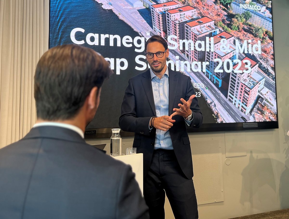 Koncernchef Robin Boheman presenterar Instalco vid Carnegie Small &amp; Mid Cap Seminar i Stockholm.
"Tack vare vårt aktiva lönsamhetsarbete bibehåller vi marginalerna trots att inflationstrycket sänker desamma i branschen".