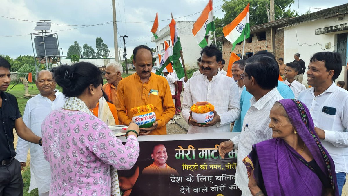 Dr_AnilMaurya's tweet photo. मेरी माटी मेरा देश अभियान के अंतर्गत अपने विधानसभा घोरावल के ग्राम लोढ़ी में बुथ न. 427,428 मे अमौली बूथ न. 377 में कार्यकर्ताओं के साथ घर-घर जाकर अमृत कलश में मिट्टी संकलित गया।
#मेरी_माटी_मेरा_देश_अभियान 
#MeriMaatiMeraDesh https://t.co/jTKiJyCrpc