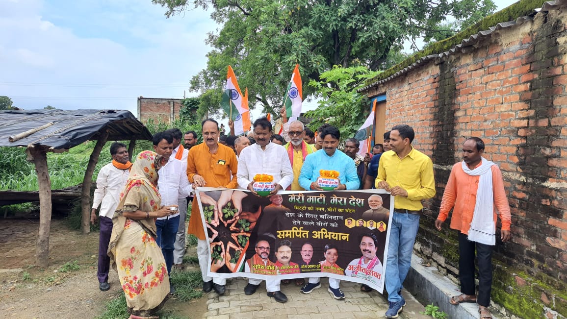 Dr_AnilMaurya's tweet photo. मेरी माटी मेरा देश अभियान के अंतर्गत अपने विधानसभा घोरावल के ग्राम लोढ़ी में बुथ न. 427,428 मे अमौली बूथ न. 377 में कार्यकर्ताओं के साथ घर-घर जाकर अमृत कलश में मिट्टी संकलित गया।
#मेरी_माटी_मेरा_देश_अभियान 
#MeriMaatiMeraDesh https://t.co/jTKiJyCrpc