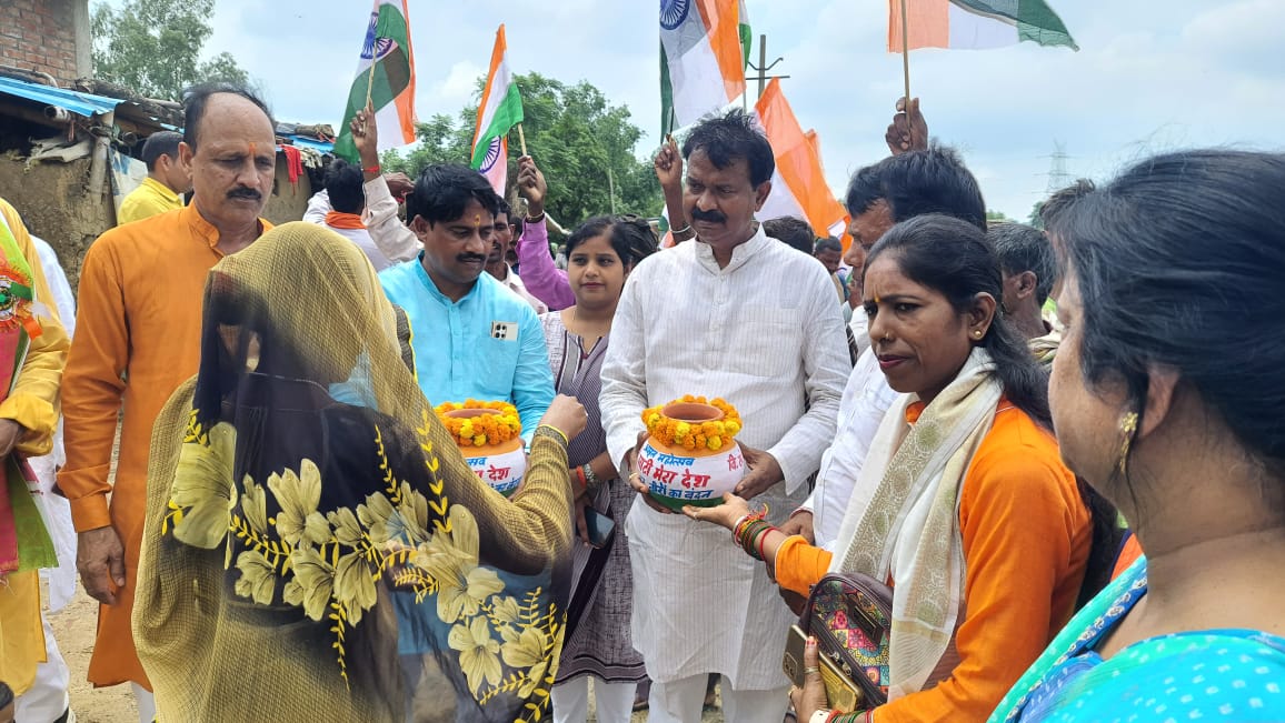 Dr_AnilMaurya's tweet photo. मेरी माटी मेरा देश अभियान के अंतर्गत अपने विधानसभा घोरावल के ग्राम लोढ़ी में बुथ न. 427,428 मे अमौली बूथ न. 377 में कार्यकर्ताओं के साथ घर-घर जाकर अमृत कलश में मिट्टी संकलित गया।
#मेरी_माटी_मेरा_देश_अभियान 
#MeriMaatiMeraDesh https://t.co/jTKiJyCrpc