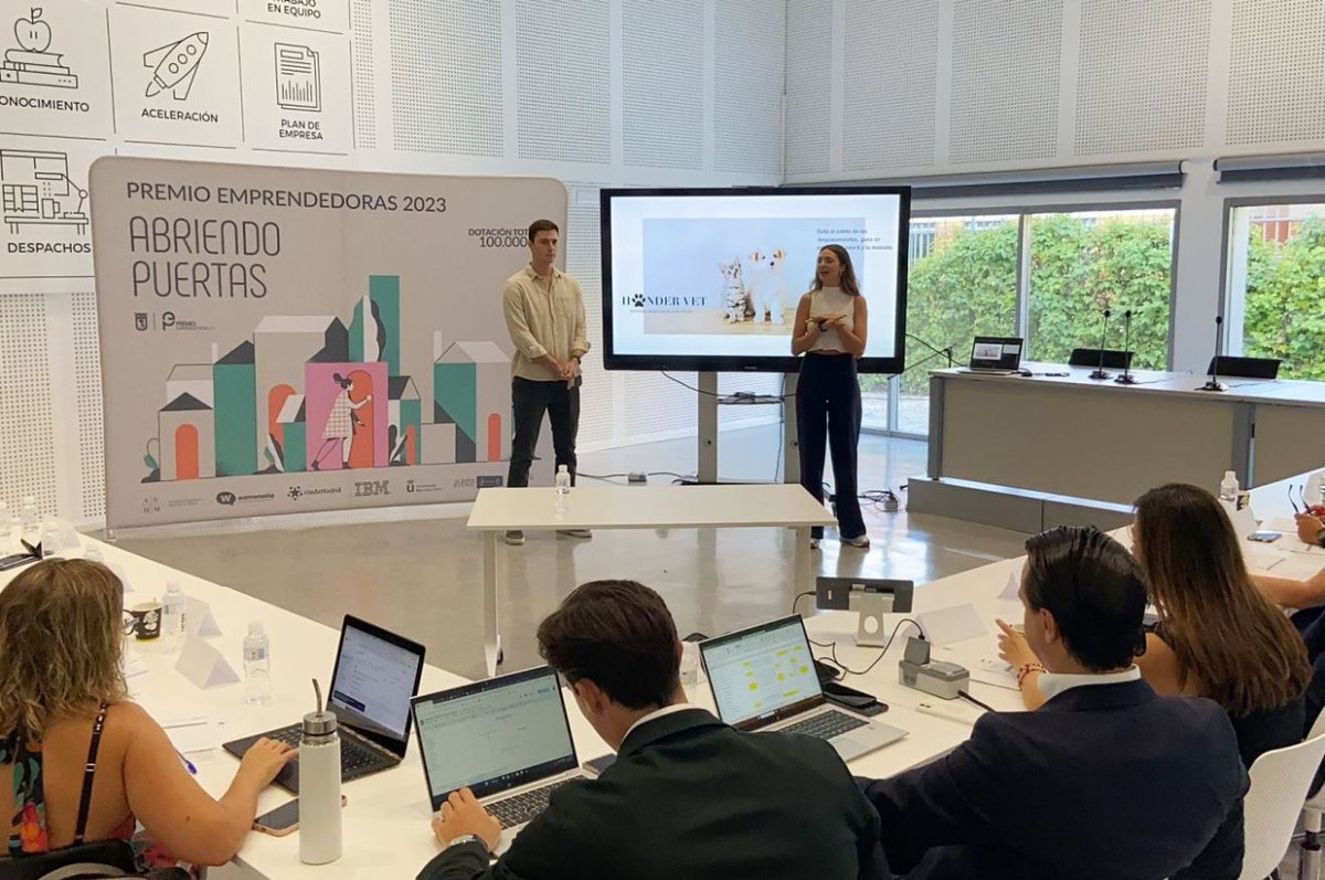 MadridEmprende's tweet photo. ¡Buenos días! ☀ 
Seguimos con el #ElevatorPitch del #PremioEmprendedoras #PE2023
Estas son las primeras emprendedoras de la mañana:
* @patriciabondia
* Hander Vet
* UPSAN
* @BlindStairs https://t.co/UX3MsJ47Km