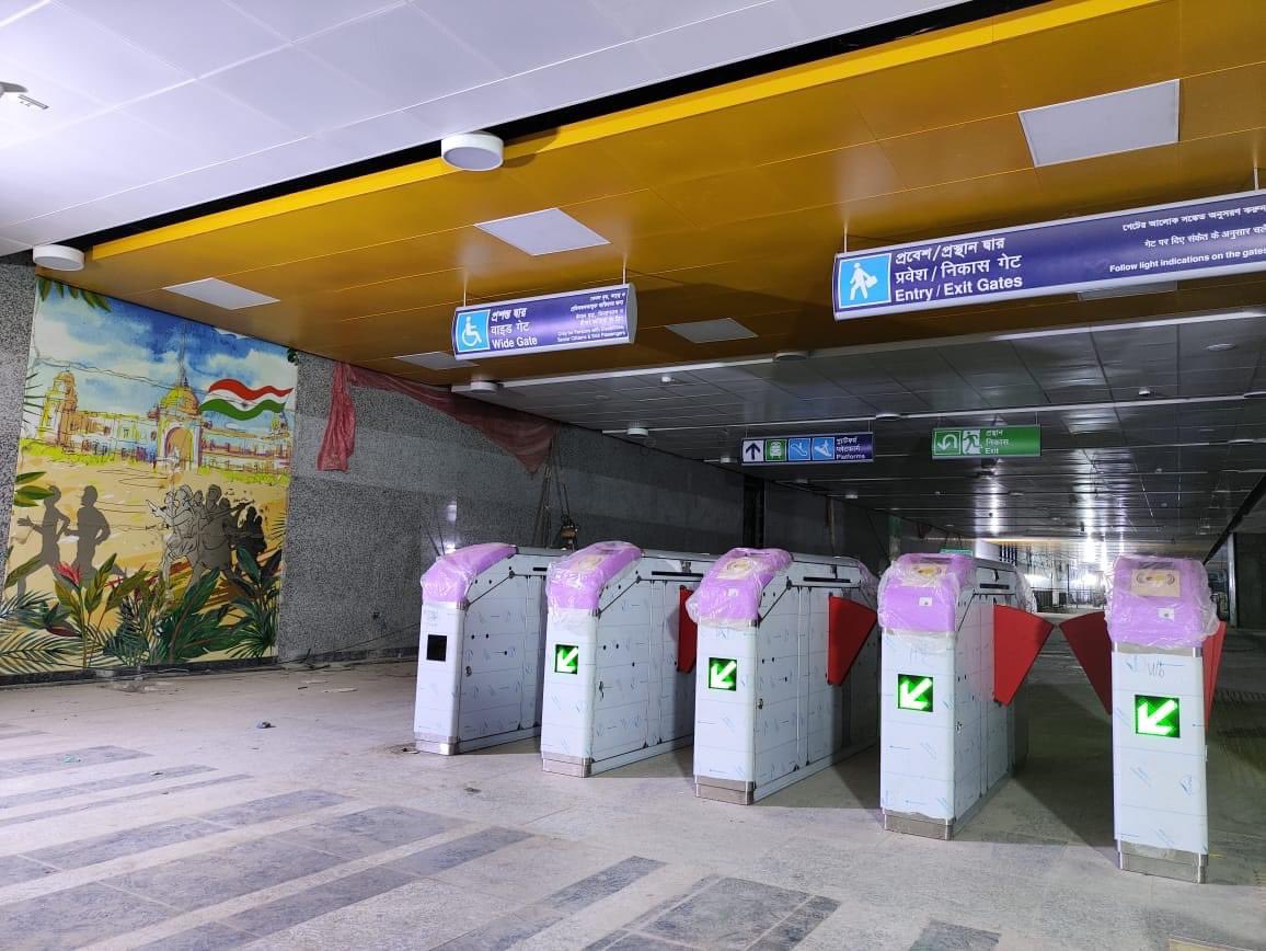 bengalwithrohit's tweet photo. AFC-PC gates are being installed at #Mahakaran station of East-West Metro Corridor of Kolkata Metro. A total of 18 such gates will be installed here for smooth entry/exit of passengers. #kmrc @metrorailwaykol #metro #kolkata https://t.co/7bkMdcsMny