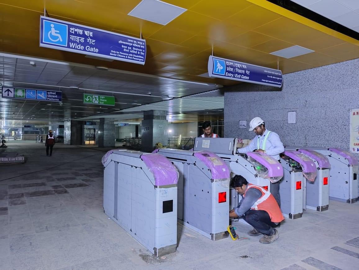 bengalwithrohit's tweet photo. AFC-PC gates are being installed at #Mahakaran station of East-West Metro Corridor of Kolkata Metro. A total of 18 such gates will be installed here for smooth entry/exit of passengers. #kmrc @metrorailwaykol #metro #kolkata https://t.co/7bkMdcsMny