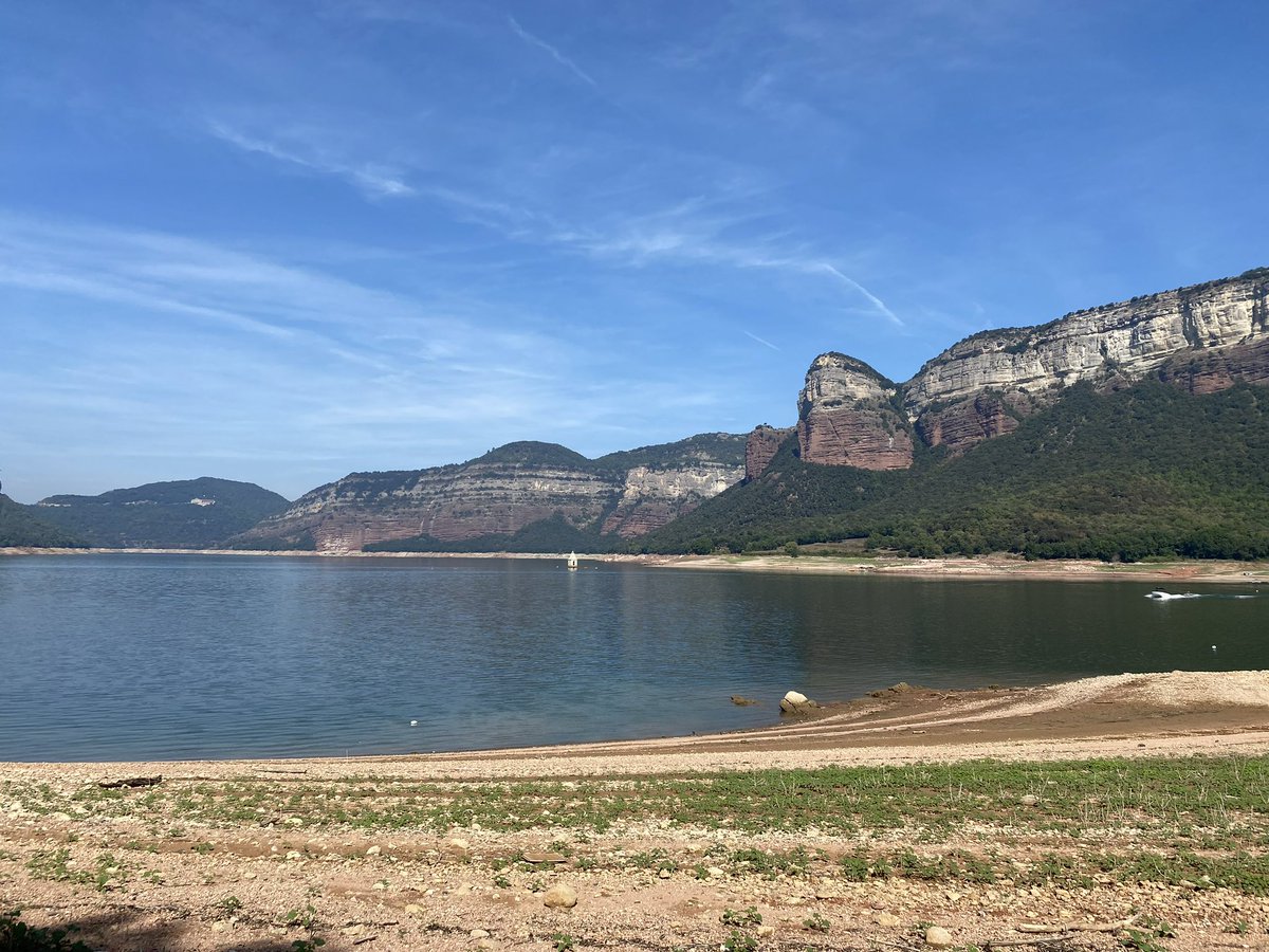 Si mireu aquesta foto veureu com es distingeixen dos colors diferents  del cingle: la part vermella (la nostra) es la Vall de Sau, i la part de sobre, blanca, que es Collsacabra. ☺️✨
#vilanovadesau #osona #pantadesau #ferrerdetall
‘Síganme para mas tips ‘nostrados’! 🤣🤣🤣