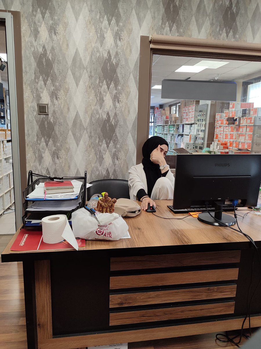mrsonnya7's tweet photo. Masa başı çalışıp düzgün oturamayan o kız benim https://t.co/TWPxtkNabH