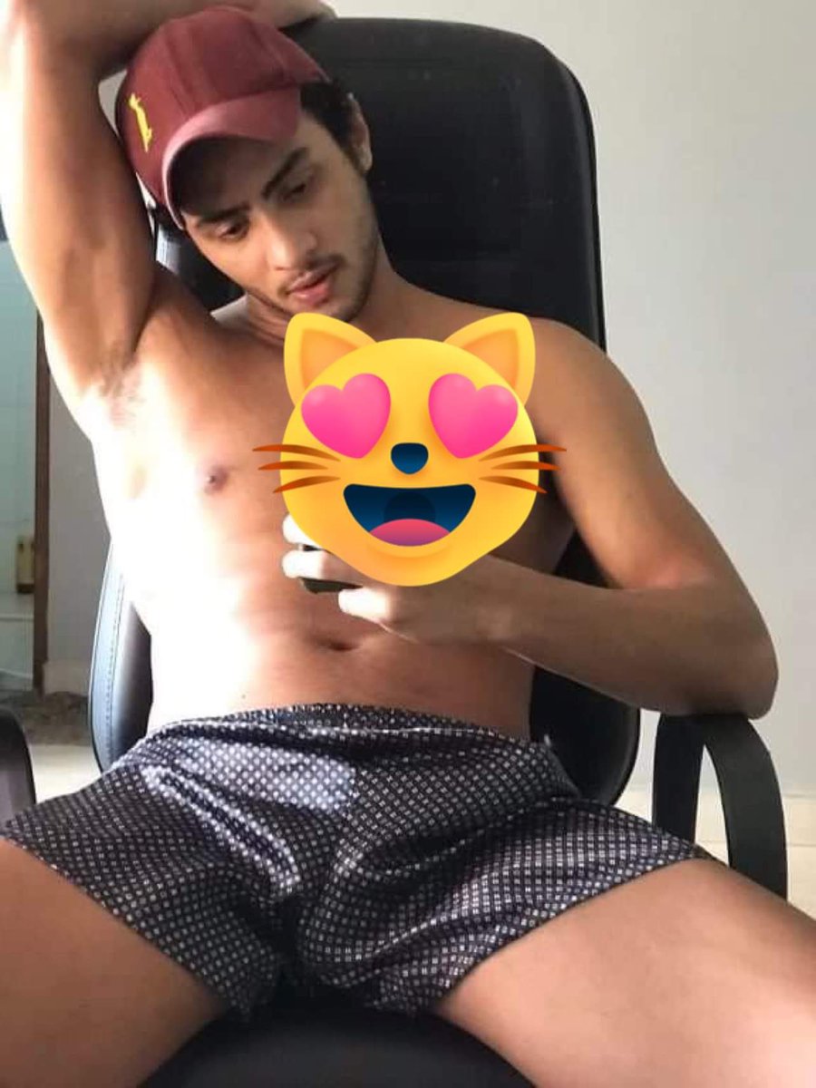 ThatGuy_685's tweet photo. He was just showing me his new chair ��‍♀️ Y’all meet my new favourite chair sitting on his new chair 🧎 https://t.co/aixMNuBqTL