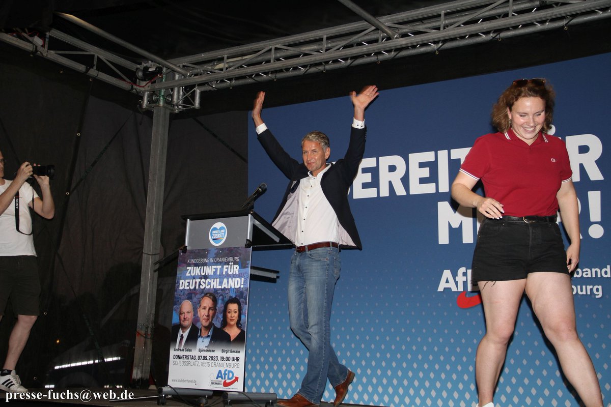 Pressefuchs_Brb's tweet photo. 2/7 Neben dem Hauptredner Björn #Höcke redeten noch die #AfD Landesvorsitzende Birgit #Bessin (MdL), Andreas Galau (MdL), Roman #Kuffert und Joachim Radke. Anna #Leisten moderierte. Darüber hinaus waren noch Lars Günther (MdL) und Sabine Barthel (MdL) unter den Demonstrierenden. https://t.co/SyglT5OjOA
