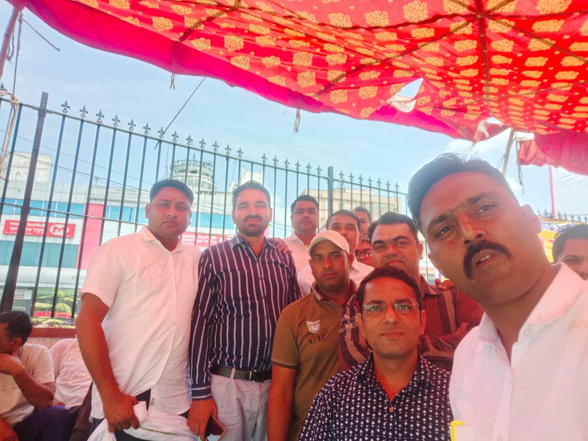जनता की सेवा के लिए हैं सरकारें,
जनता की बात नही मानेगी तो लगेंगे नारें
#फार्मासिस्ट_क्रमिक_धरना_राजस्थान
<a href="/RahulGandhi/">Rahul Gandhi</a> 
<a href="/ashokgehlot51/">Ashok Gehlot</a> 
<a href="/RajCMO/">CMO Rajasthan</a> 
<a href="/plmeenaINC/">Parsadi Lal Meena</a> 
<a href="/artizzzz/">Arti Dogra</a> 
<a href="/_lokeshsharma/">Lokesh Sharma</a>