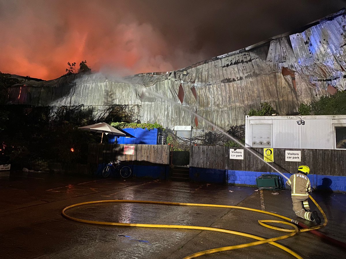 LFBControlRoom's tweet photo. ☎️ Control mobilised &amp; supported a 15 pump fire in the early hours of this morning. 🔥

We received 27 calls &amp; will be continuing to support @LondonFire throughout the day with our response 

https://t.co/l4EwQctKWo https://t.co/WaaEJV1wgf