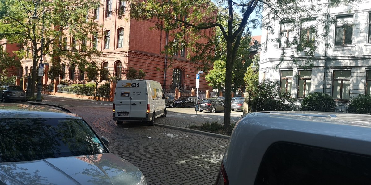 EinRobert1's tweet photo. Eine Runde um den Block:

@ottoparkt @Ottostadt #Hegelstraße #GLS https://t.co/j8zrQSzGbZ