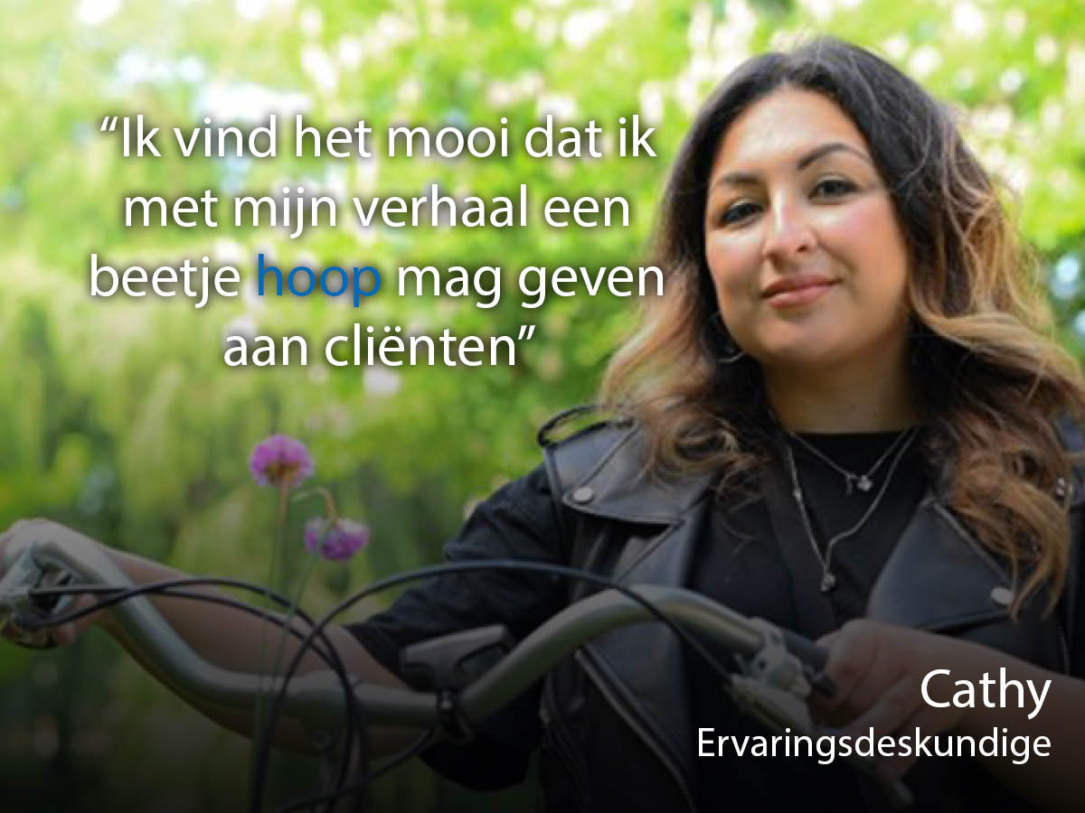 “Toen ik terugkwam zaten er twee bloemetjes op het stuur van mijn fiets. Ik keek om mij heen en zag de dakloze cliënt, tandloos, breed glimlachen. Hij zwaaide en stak zijn duim omhoog. Ik had een brok in mijn keel"

Wil je het hele verhaal van Cathy lezen? terwille.nl/over-terwille/…