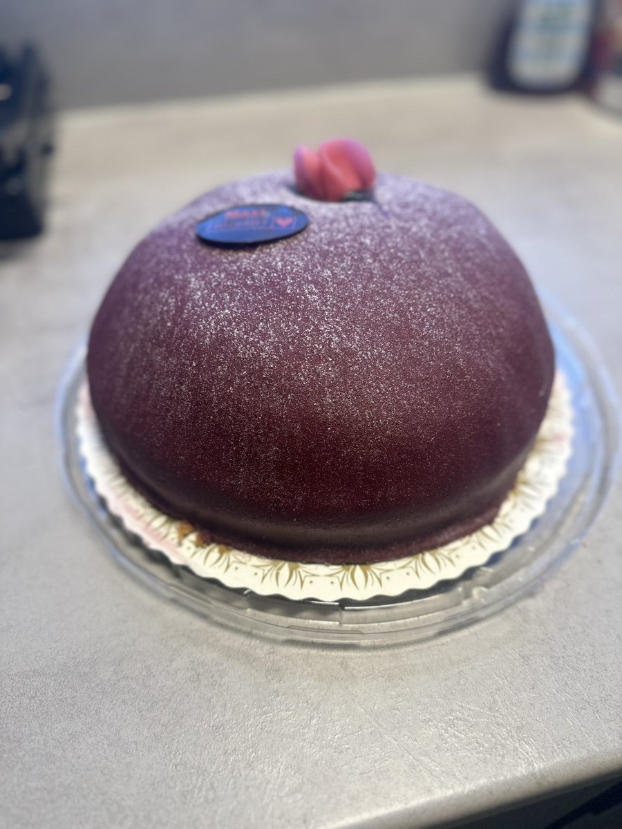 Idag har vi blivit bjuda på tårta av Global Easy Riders ägare, tack så jättemycket! 🌸🍰