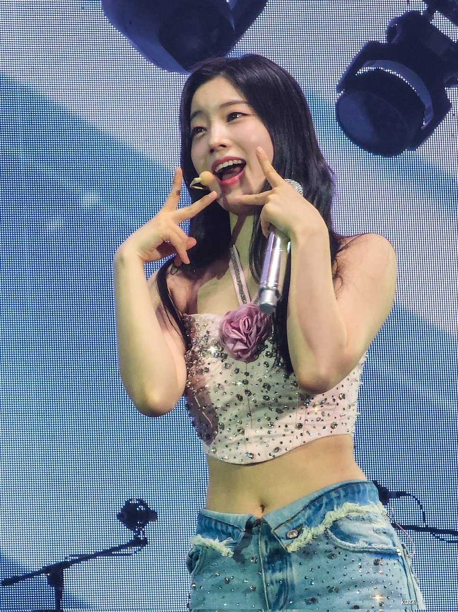 kazz_once's tweet photo. Finally had the time to check my shots from last week 😅 

DahMo 🩷🤍
#MOMO #DAHYUN
#READYTOBE_IN_SINGAPORE_D1
#TWICEinSG
#TWICE_5TH_WORLD_TOUR https://t.co/dRA1QjFBZ6