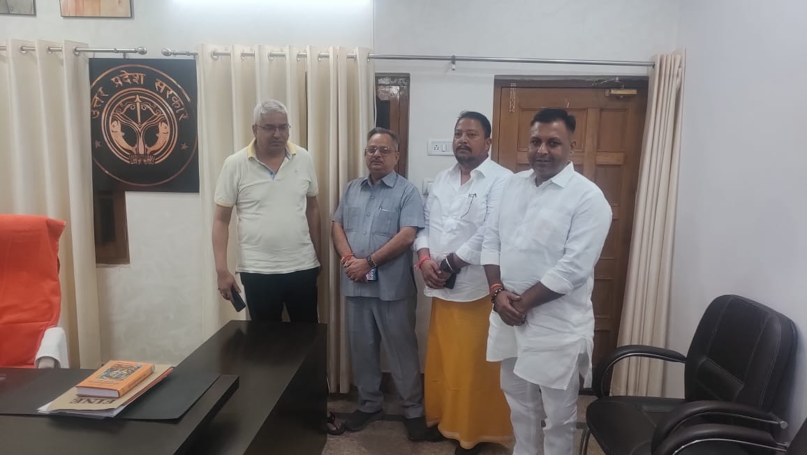 तदर्थ शिक्षकों के संबंध में सुबे के मंत्री तिलोई के महाराजा राजा मयंकेश्वर शरण सिंह जी से मुलाकात कर हम लोगों की समस्या के संबंध में प्रदेश के मुख्यमंत्री से वार्ता करने का अनुरोध किया जिससे जल्द हम सभी समस्या का निराकरण हो सके