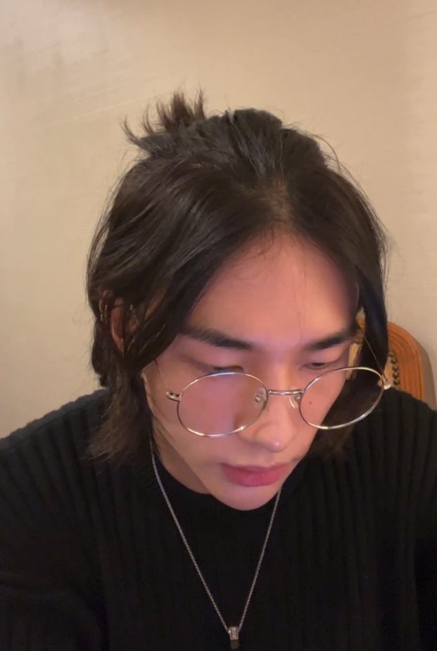 hyunothinker's tweet photo. he looks so HADSOME https://t.co/g67pCYwy2A