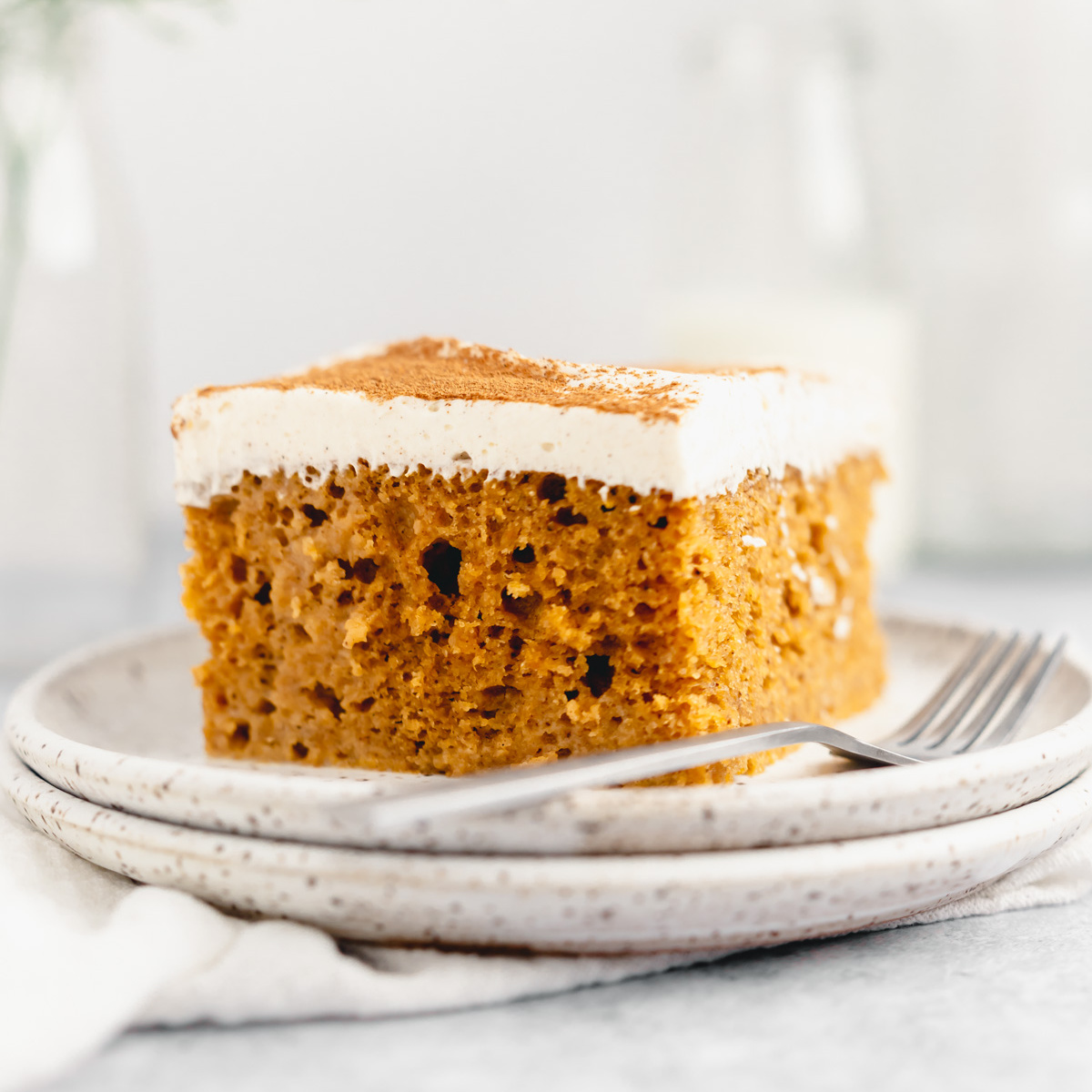 MarshasBakeBlog's tweet image. Pumpkin Tres Leches Cake – A pumpkin version of the classic Mexican dessert. Also known as Three Milk Cake, this pumpkin sponge cake is soaked in three types of milk, and topped with a layer of homemade whipped cream!

Recipe: marshasbakingaddiction.com/pumpkin-tres-l…