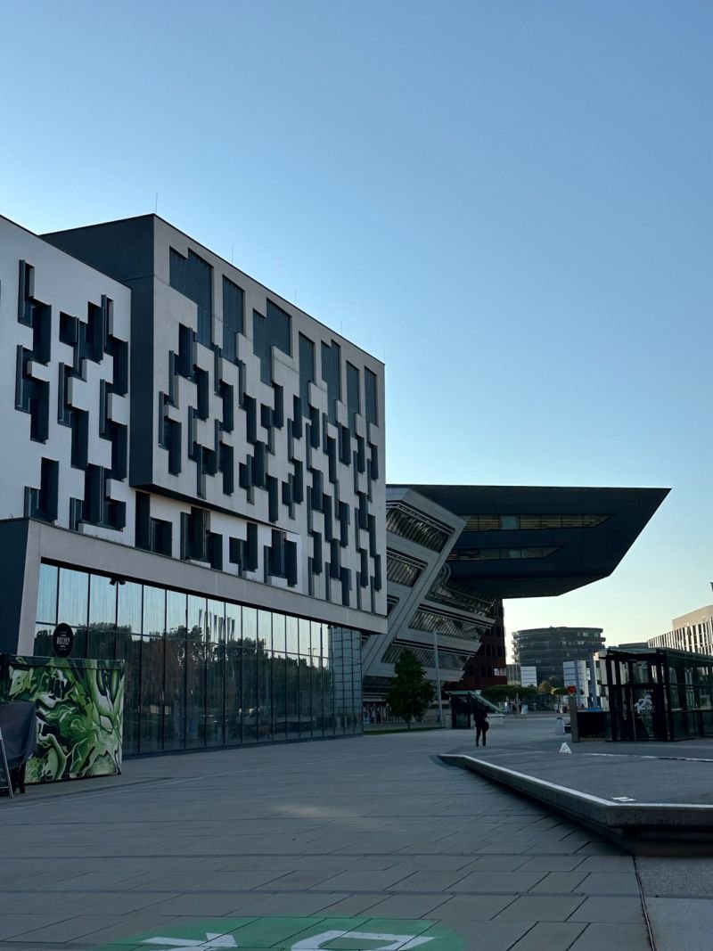 EUBloodAlliance's tweet photo. #ECDHM is kicking off this morning with a full room at the extraordinary building of the @wu_vienna (Vienna University of Economics and Business).
We are looking forward to a full programme today, to learn and exchange on donor health and donor management. https://t.co/OJmJJfgGxf
