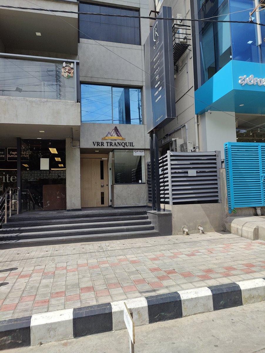 adarshnair89's tweet photo. @BlrCityPolice I just want to know how can private company stake claim on a public road. Can public roads be converted to private parking. When asked the security guy is threatening me. What kind of hooliganisam is this, please look into it and help us . https://t.co/iE89T1WYx6