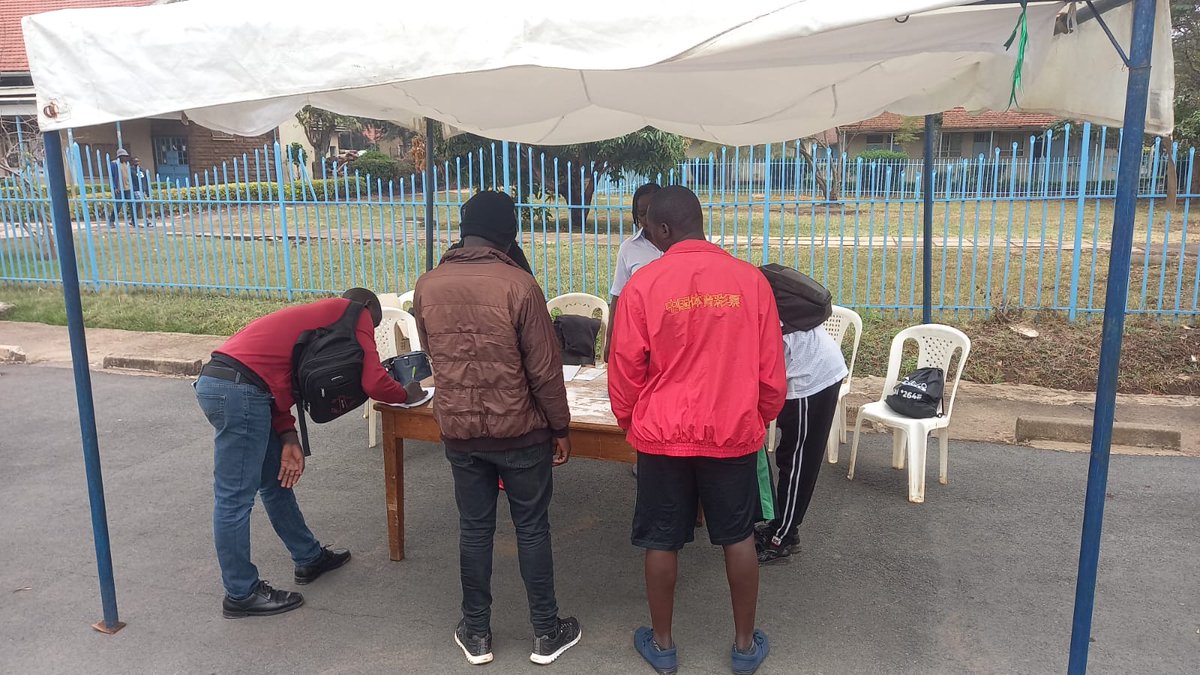 HospitalMathari's tweet photo. The #Students  enthusiastically made their way to the tents to sign up for the counseling sessions. @Kenyattauni

#WorldSuicidePreventionDay2023 
#KenyattaUniversity
#MathariHospital
#NoHealthWithoutMentalHealth
#mentalhealth 
#MentalHealthAwareness https://t.co/oDUkL8DE8U