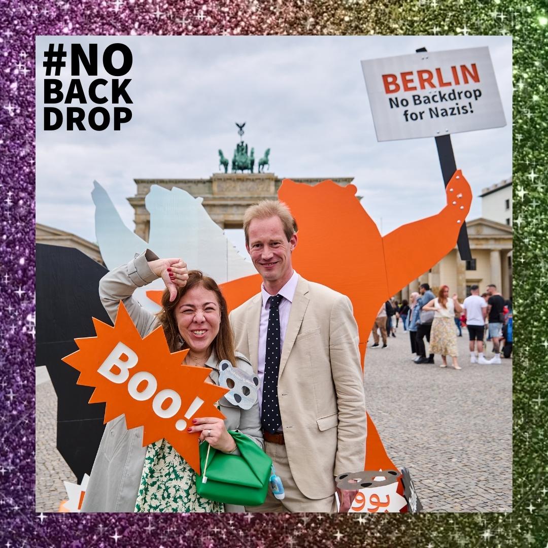BerlingegenNazi's tweet photo. Passant_innen und Tourist_innen im Regierungsviertel sagen deutlich: BERLIN - #NoBackdrop for Nazis! Die Stadt ist vielfältig, weltoffen und #KeineKulisse für Nazis, Rassismus, Antisemitismus und Verschwörungsideologie! https://t.co/SVVvNWjlZo