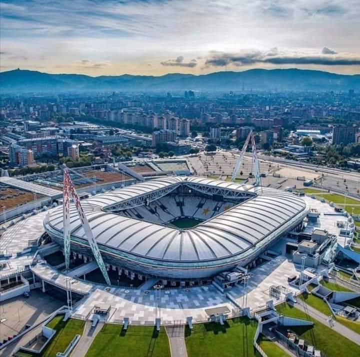 #8settembre 2011 
Home sweet home 🏟️
#HappyBirthday #JuventusStadium 
#OnThisDay #OnThisDayInFootball 
Anche se sei fatto di acciaio scadente e stai per crollare ti vogliamo bene lo stesso. 💋💋💋