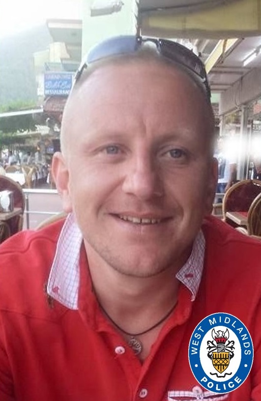 Sutton_WMP's tweet image. #MURDER | We've started a murder investigation after a father was found dead at an address in Sutton Coldfield.

Craig Moult was discovered at a flat in Boldmere Close at just after 6.20pm on Sunday (3 September).

Read here ⬇️
ow.ly/GcrQ50PJ9Kz