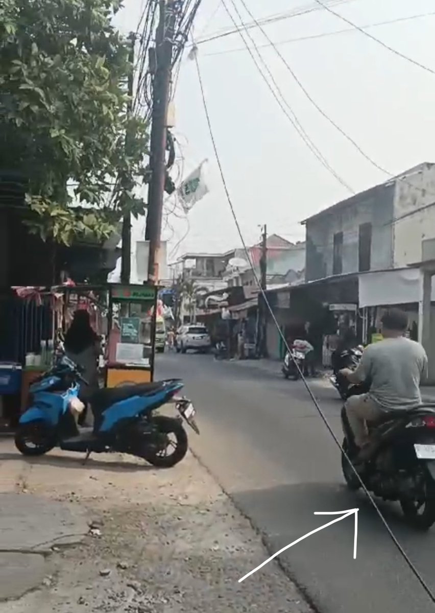 Hallo <a href="/pln_123/">PT PLN (Persero)</a> mohon dicek apakah ini kabel.pihak PLN yg terjuntai ke tanah. Lokasi Jl. KH. Wahid Hasyim Cipadu Jaya RT 05/06 Larangan Tangerang