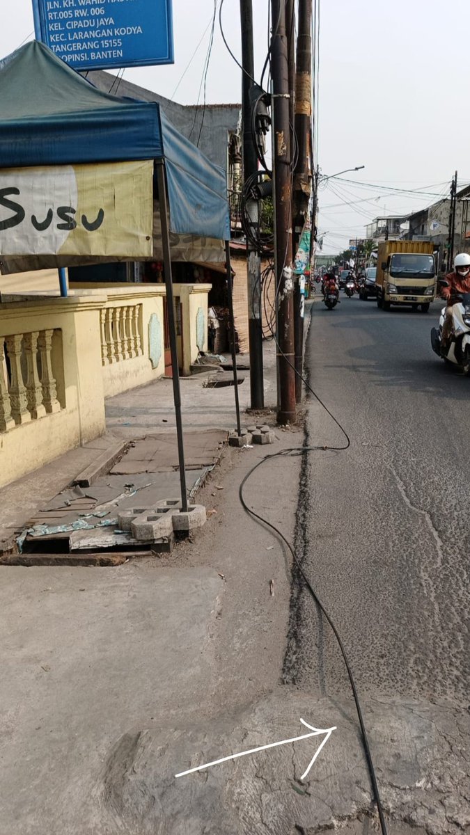 BudiDelta's tweet photo. Hallo @pln_123 mohon dicek apakah ini kabel.pihak PLN yg terjuntai ke tanah. Lokasi Jl. KH. Wahid Hasyim Cipadu Jaya RT 05/06 Larangan Tangerang https://t.co/RM98amdgtP