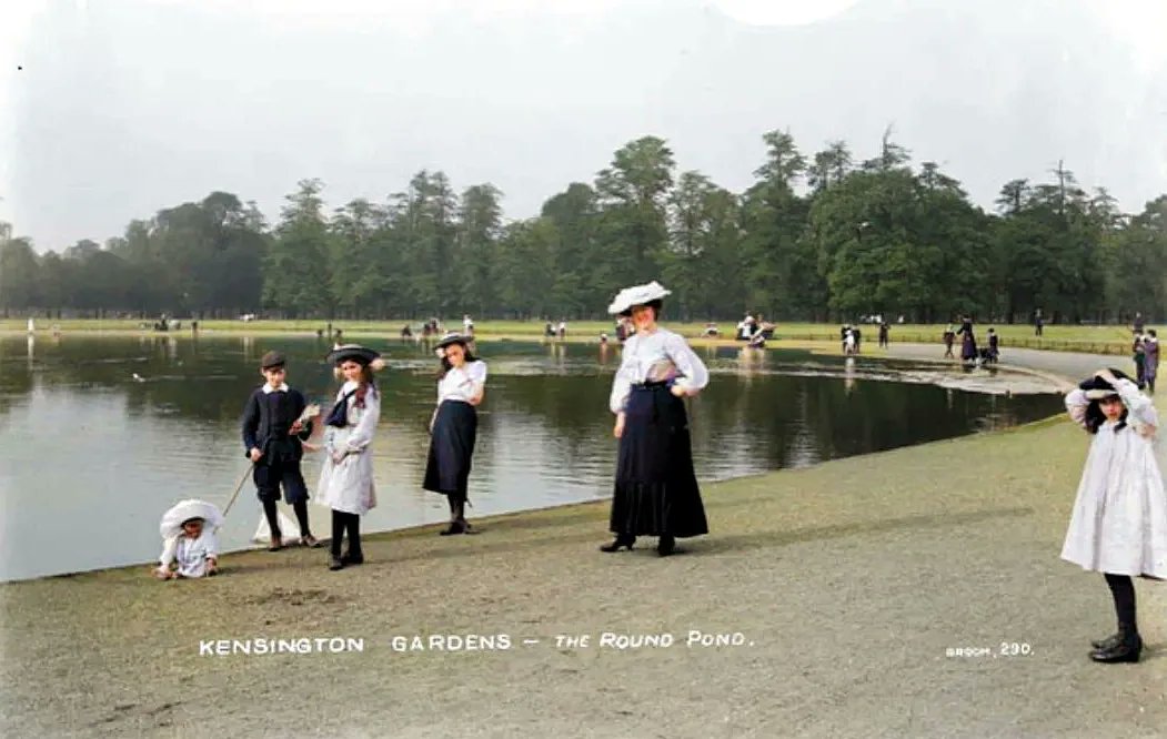 The Round Pond, Kensington Gardens, London in 1905. #kensingtongardens #roundpond #parklife #london #oldlondon #englishhistory