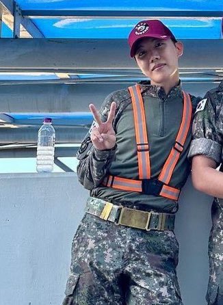 jhope_charts's tweet photo. Same pose 😭😭😭😭😭 https://t.co/yBpnmiGcp9