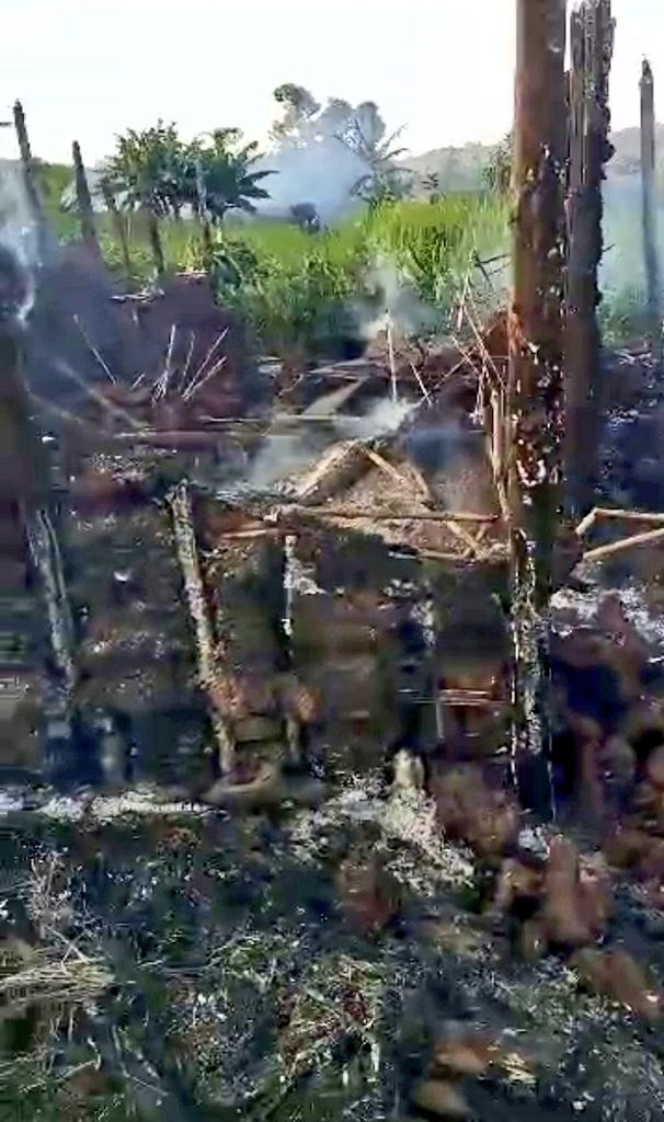 Rutshuru25's tweet photo. #DRC #MBIDJO/DJUGU a été attaqué par la #CODECO Aujourd'hui. Maintenant plusieurs morts, maisons incendiées et autres biens des civiles. "Les #FARDC sont accusées de complicité d'avoir appuyé en armes ces Miliciens #CODECO. 
@ITURI_AMANI @UN @hrw @SecBlinken https://t.co/pwl6tipq2S