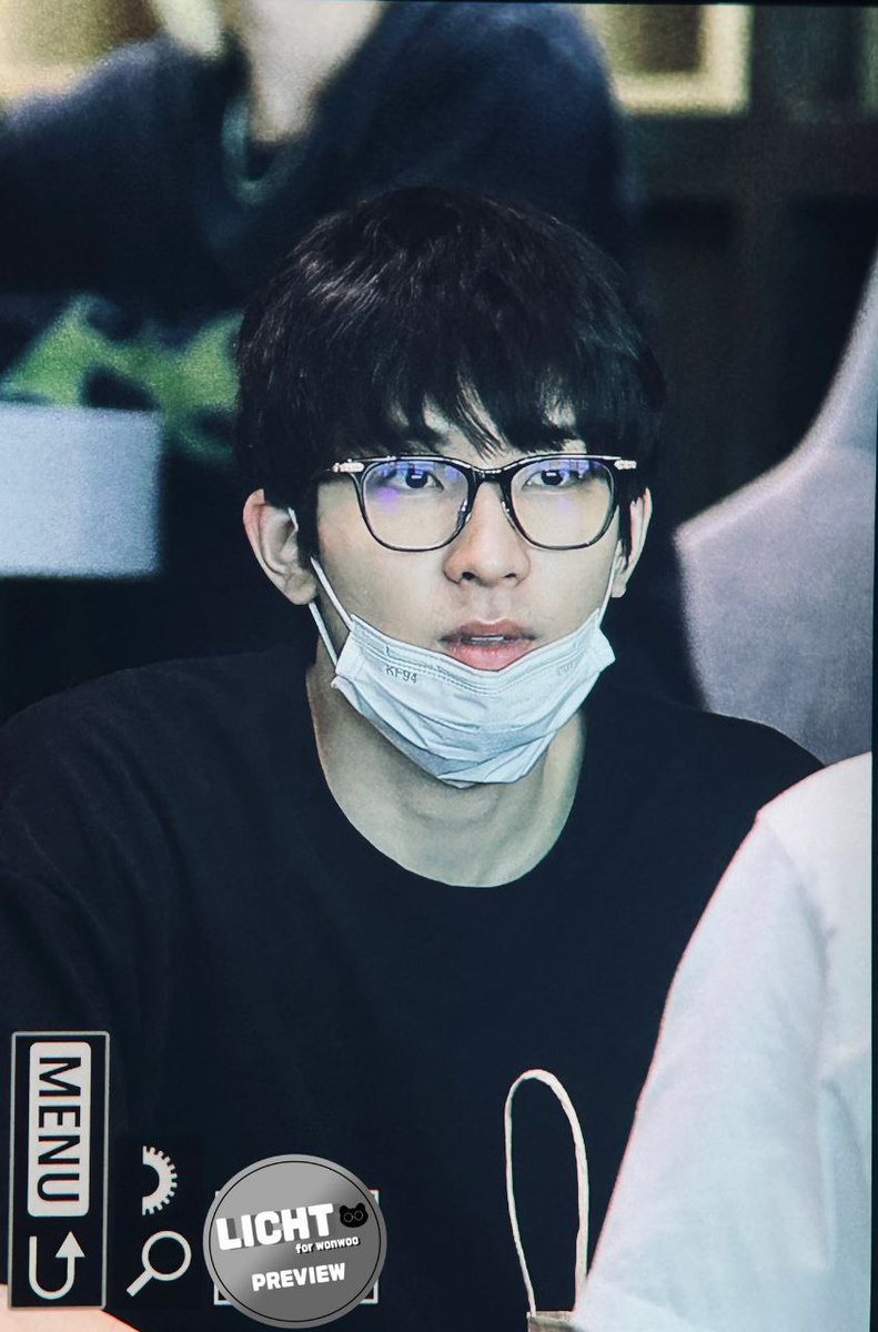 caratstalk's tweet photo. [17s] Sangat langka liat jeon wonwoo di airport ga pake bucket hat 😂 https://t.co/h1pN77mJdJ