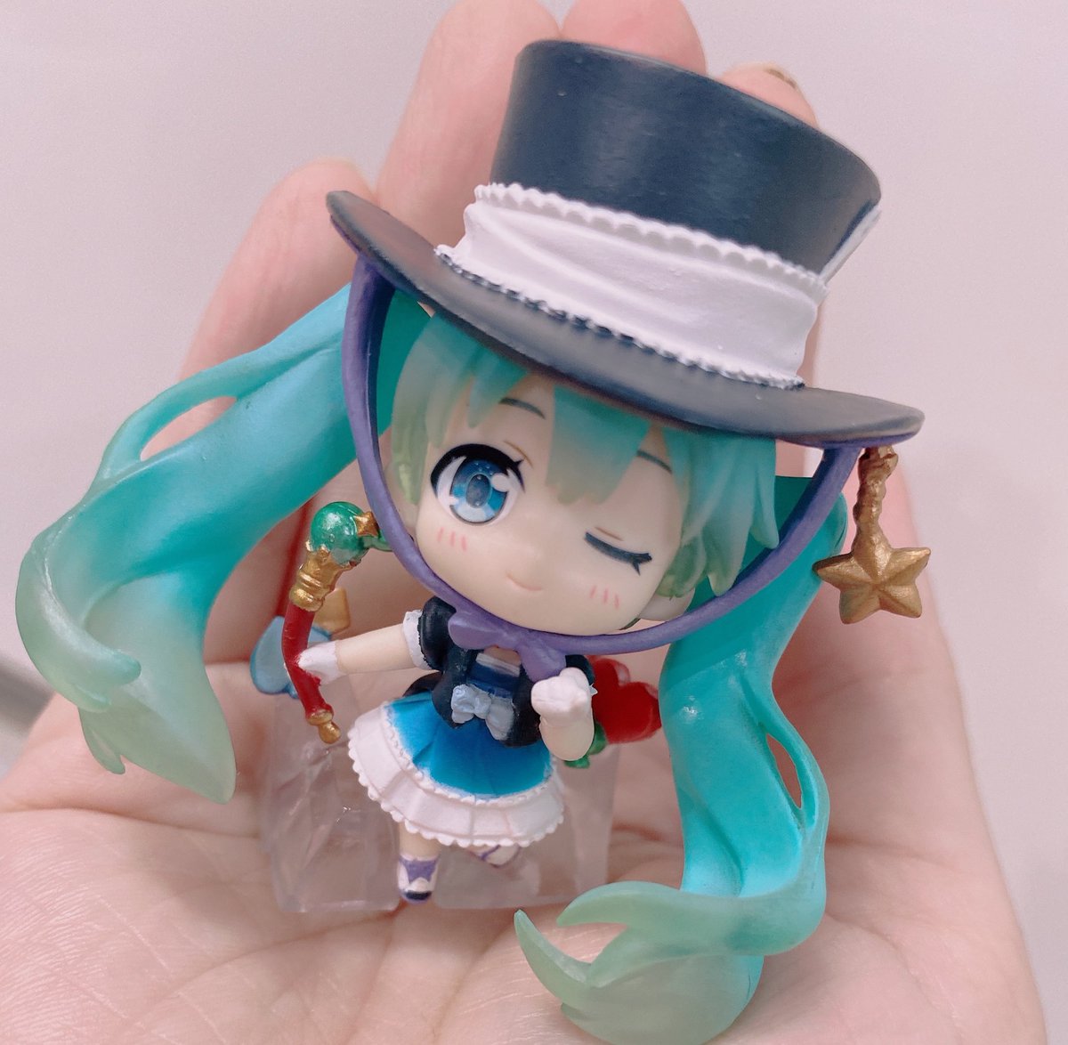 初音ミク 「当たった〜のと私のガチャの開け方ぼろぼろ 」|sakiのイラスト