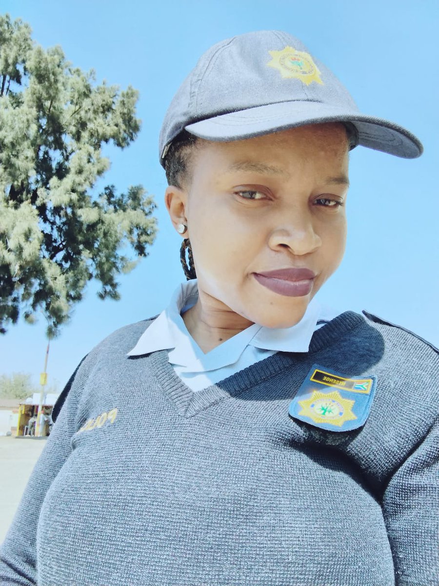 #sapsGP During the early hours of Wednesday morning, 06/09, a distressed pregnant woman came to #SAPS Edenpark's CSC requesting assistance from the police as she has already exhibited signs of being in labour.

Members on duty immediately called for an ambulance, while Constable