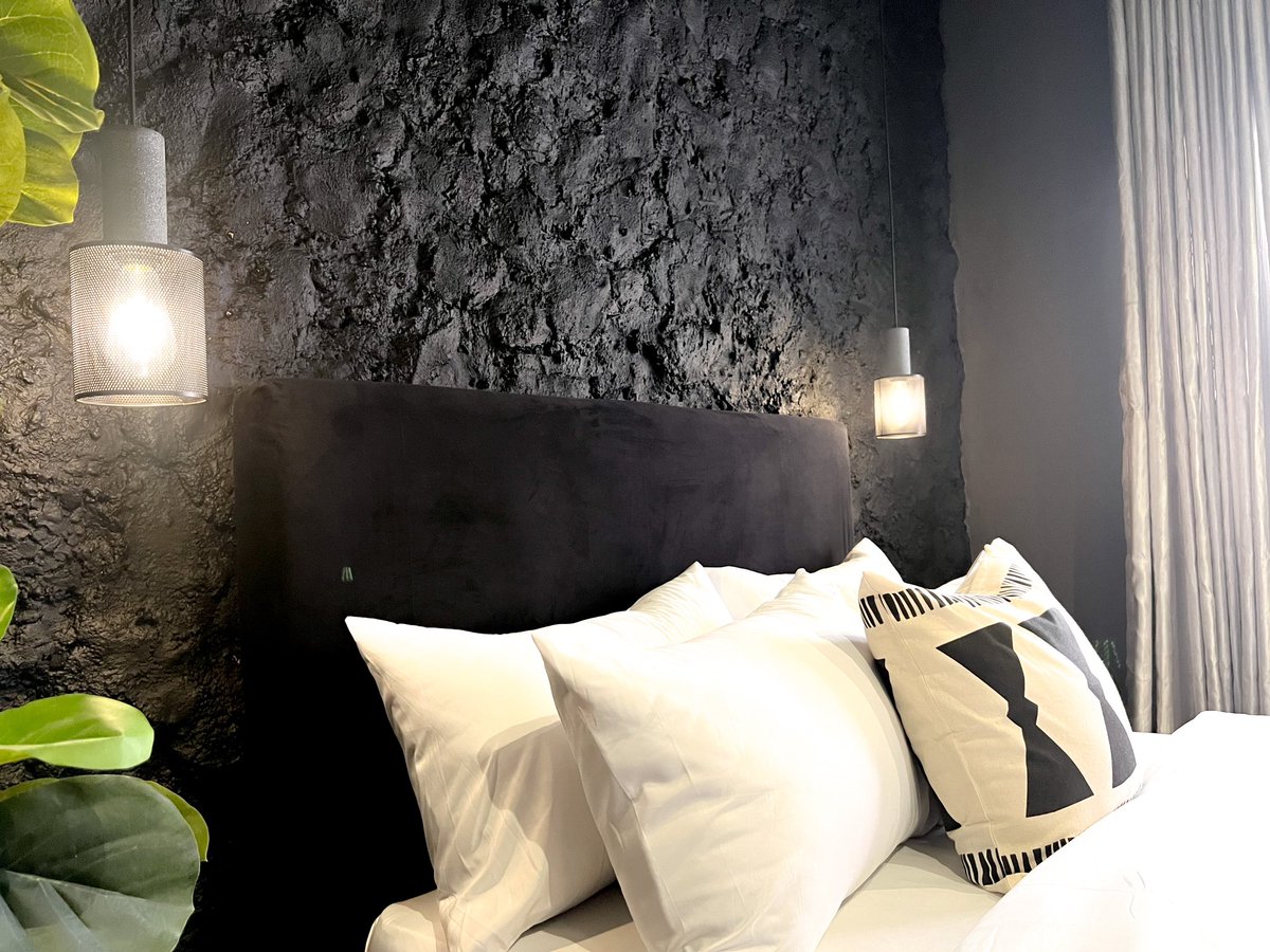 deolababalola's tweet photo. A very cozy Wabi-sabi room for a short-let apartment designed and executed by HM Design Studio. 👌🏾IG: @hmdesignstudiong #hmdesignstudio #wabisabi #shortlet #interiordesign #lagosinteriordesigner https://t.co/fuJxohHLrf